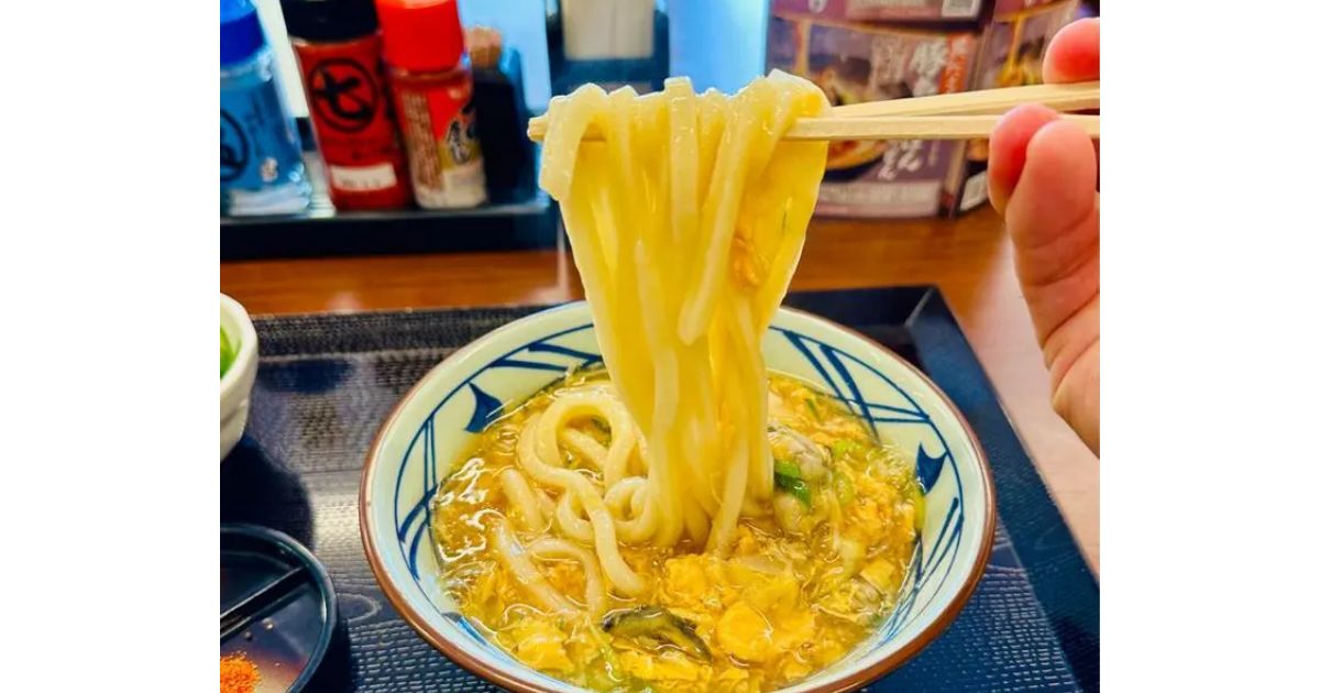 うどん 旨辛 肉盛りニラ玉ぶっかけうどん・並（890円）」 2025年10月7日